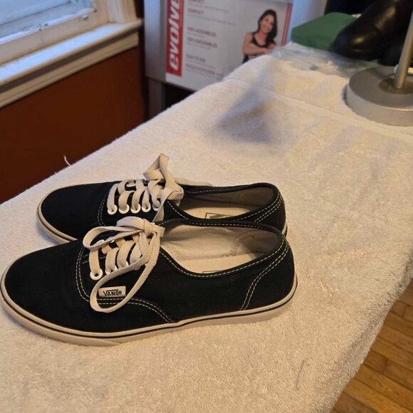 Vans lowpro black shoe sneaker 6.5 women like new - Picture 5 of 6